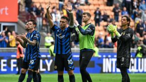 (L-R) Inter Milan's Hakan Çalhanoğlu, Nicola Zalewski, Lautaro Martinez, Josep Martinez and Yann Sommer applaud at the end of the Italian Serie A football match between Inter Milan and Roma at the San Siro stadium, Milan, Italy, April 27, 2025. (AFP Photo)