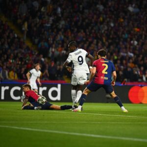 إنتر ميلان يفرض التعادل على برشلونة 3-3 ويصعب مهمته في دوري الأبطال
