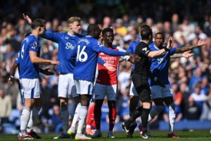 إيفرتون يمهد طريق اللقب أمام ليفربول بتعادله مع آرسنال
