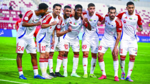 فرحة لاعبي الشارقة بعد الفوز على عجمان برباعية. تصوير: باتريك كاستيلو