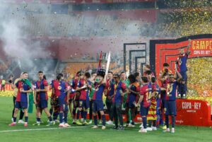 بيكيه يهنئ برشلونة ويصف ريال مدريد بالأشرار
