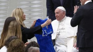 Pope Francis (R) is presented with an Italian national football team jersey from Gianluca Vialli's widow Cathryn White-Cooper during the weekly general audience at the Vatican, Feb. 8, 2023. (Getty Images Photo)
