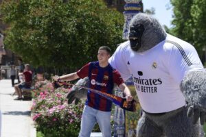 حرقً قمصان وتبادل لكمات.. جماهير ريال مدريد وبرشلونة تشعل «الكلاسيكو» في إشبيلية
