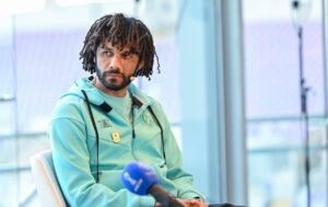 تصفيق حار لمحمد النني خلال مؤتمر صحفي
