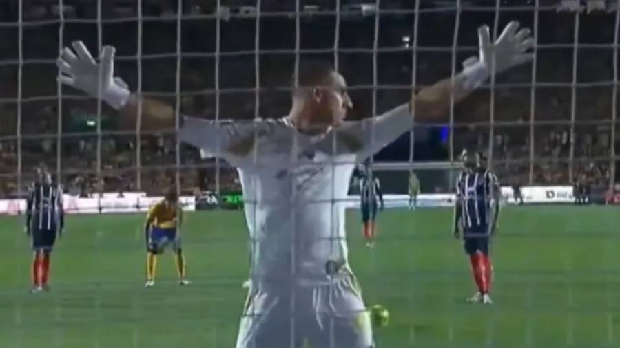 لقطة غريبة في الدوري المكسيكي.. حارس مرمى يدير ظهره لركلة جزاء راموس

