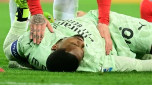 مينيان حارس مرمى ميلان يغادر المستشفى بعد حادثة الاصطدام
