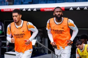 مشادة وتراشق بالألفاظ بين نجوم ريال مدريد قبل موقعة أرسنال

