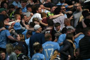 دي بروين يفتح الباب للبقاء في الدوري الإنجليزي

