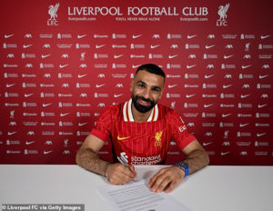 سعرها 725 ألف استرليني.. ساعة محمد صلاح تخطف الأنظار بعد تمديد عقده
