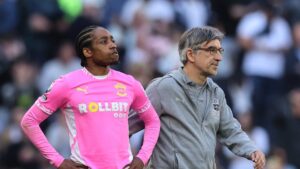 Southampton's Kyle Walker-Peters (L) looks dejected with manager Ivan Juric after the Premier League match against Tottenham Hotspur at the Tottenham Hotspur Stadium, London, U.K., April 6, 2025. (Reuters Photo)