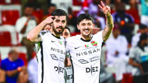 نجوم شباب الأهلي يتطلعون إلى مواصلة إشهار علامات النصر وملامسة درع الدوري. تصوير: باتريك كاستيلو
