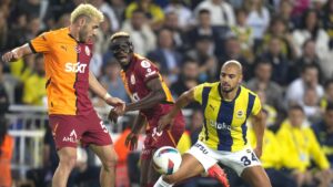Fenerbahçe's Sofyan Amrabat (R) and Galatasaray's Bariş Yılmaz fight for the ball during the Turkish Super Lig match at the Şükrü Saracoğlu, Istanbul, Türkiye, Sept. 21, 2024. (AP Photo)