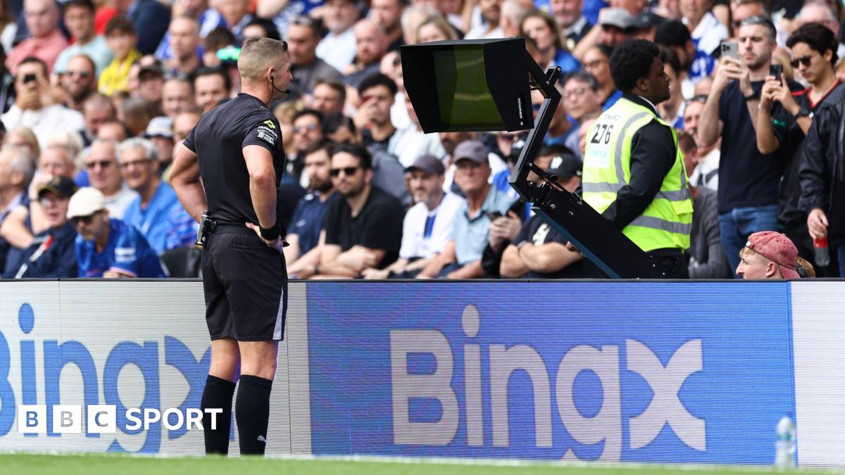 Referee Rob Jones