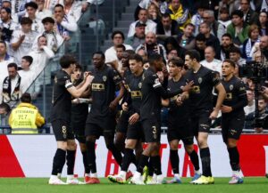 فالنسيا يهزم ريال مدريد في «البرنابيو» ويقدم هدية قيمة لبرشلونة
