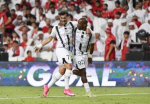 الجزيرة يرفع كأس رابطة المحترفين بكل «فخر»
