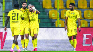 لاعبو الوصل يحتفلون بالفوز على عجمان. تصوير: باتريك كاستيلو