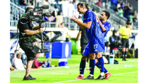 لاعبو النصر يحتفلون بالفوز على الشارقة. تصوير: باتريك كاستيلو