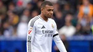 مبابي مهدد بالغياب عن نهائي الكأس أمام برشلونة بعد طرده أمام ألافيس
