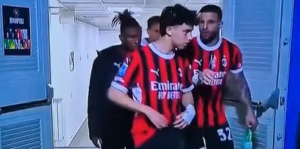 ميسي يحضر في قمة الدوري الإيطالي.. ولاعب يبرر «العضة» على عنقه
