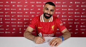 مليون دولار في يد محمد صلاح أثناء التوقيع مع ليفربول
