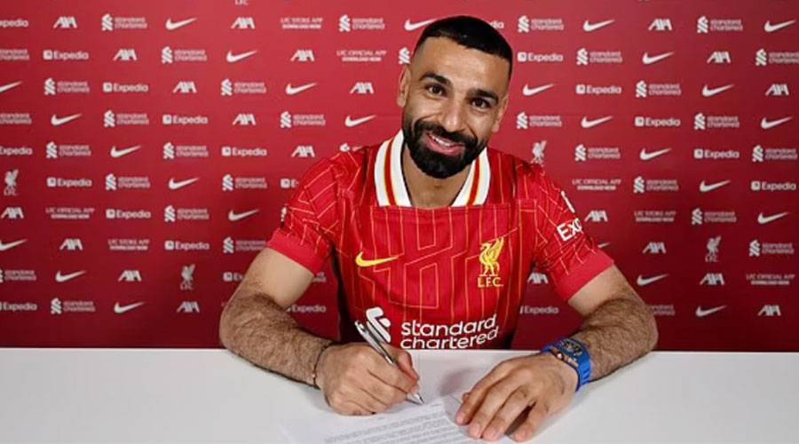 مليون دولار في يد محمد صلاح أثناء التوقيع مع ليفربول
