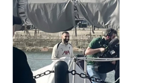 هل يؤشر لتمديد عقده ؟..طاقم تصوير ليفربول يوثق سعادة محمد صلاح
