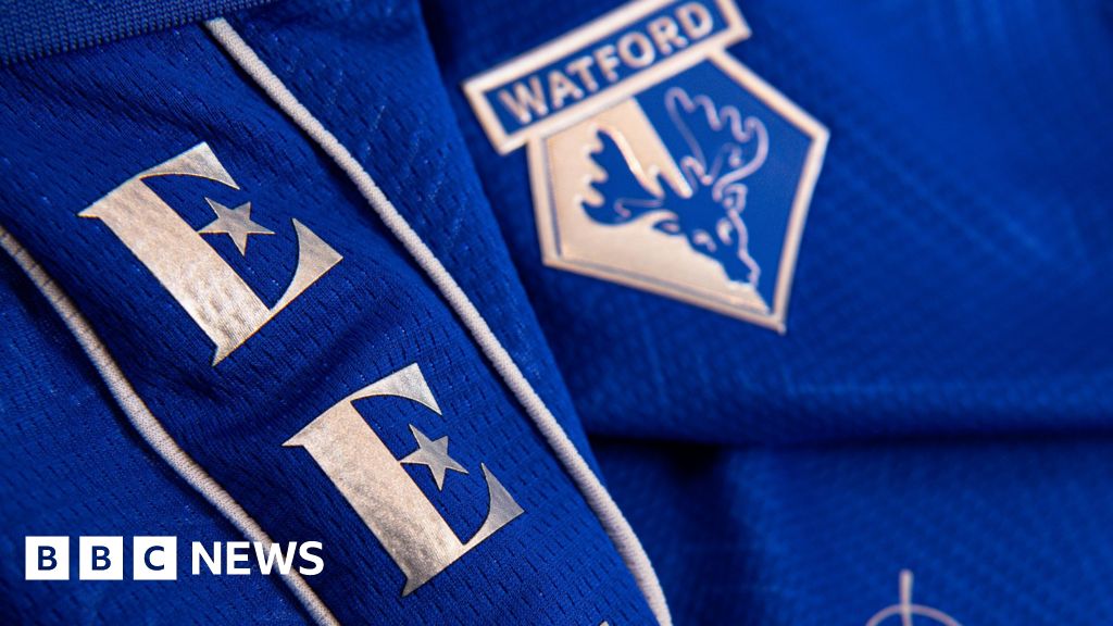 Watford FC Get Elton John Football Kit لمباراة بلاكبيرن روفرز
