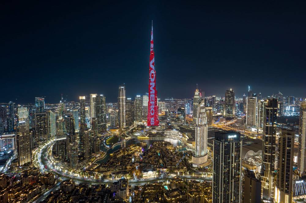 10 عدائين يضيئون برج خليفة باللون الأحمر
