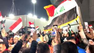 الجماهير العراقية تحتفل بعد الفوز على اليمن في "خليجي 26" | رياضة
