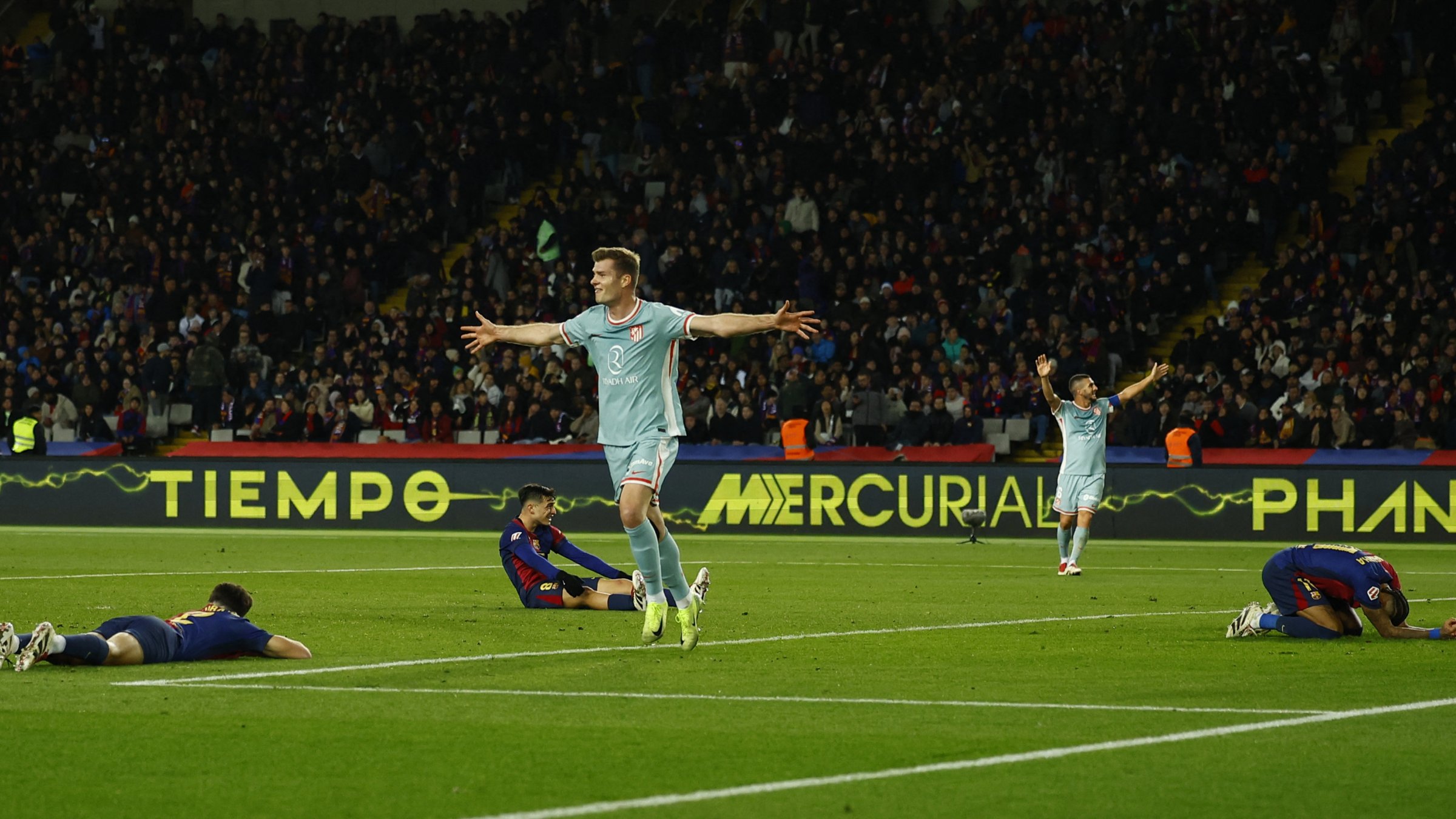 أتلتيكو ينتزع الفوز الأول لسيميوني على برشلونة ويتصدر الدوري الإسباني
