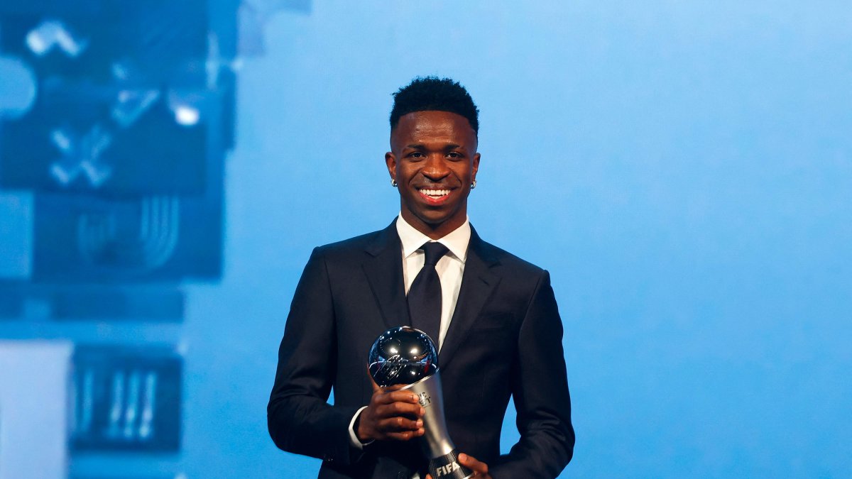 توج فينيسيوس لاعب ريال مدريد، وبونماتي لاعب برشلونة، بجائزة أفضل لاعبي الفيفا
