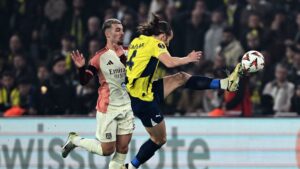 Fenerbahçe's defender Çaglar Söyüncü (R) and Lyon's Georgian forward Georges Mikautadze fight for the ball during the UEFA Europa League, Istanbul, Türkiye, Jan. 23, 2025. (AFP Photo)