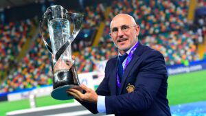 تمديد عقد لويس دي لا فوينتي مدرب منتخب إسبانيا حتى 2028
