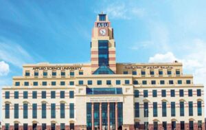 خليجي 26.. جامعة العلوم التطبيقية تعزز صفوف  جماهير ((الأحمر)) بنقل طلبتها لحضور النهائي
