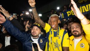 Brazilian midfielder Anderson Talisca (C) mobbed by Fenerbahçe fans after his arrival in Istanbul, Türkiye, Jan. 27, 2025. (AA Photo)