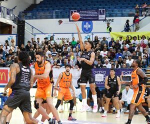 منتخب الإمارات يلتقي سترونج في دولية دبي للسلة
