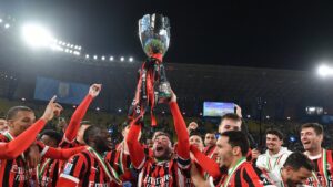 ميلان يتقدم متأخرا ليخطف كأس السوبر الإيطالي من إنتر
