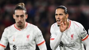 يواجه المتصدر ليفربول تحدي أرسنال مع احتدام السباق على اللقب
