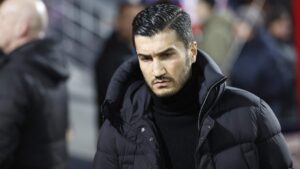 4 مباريات متتالية من الهزائم تدفع دورتموند للانفصال عن المدرب شاهين
