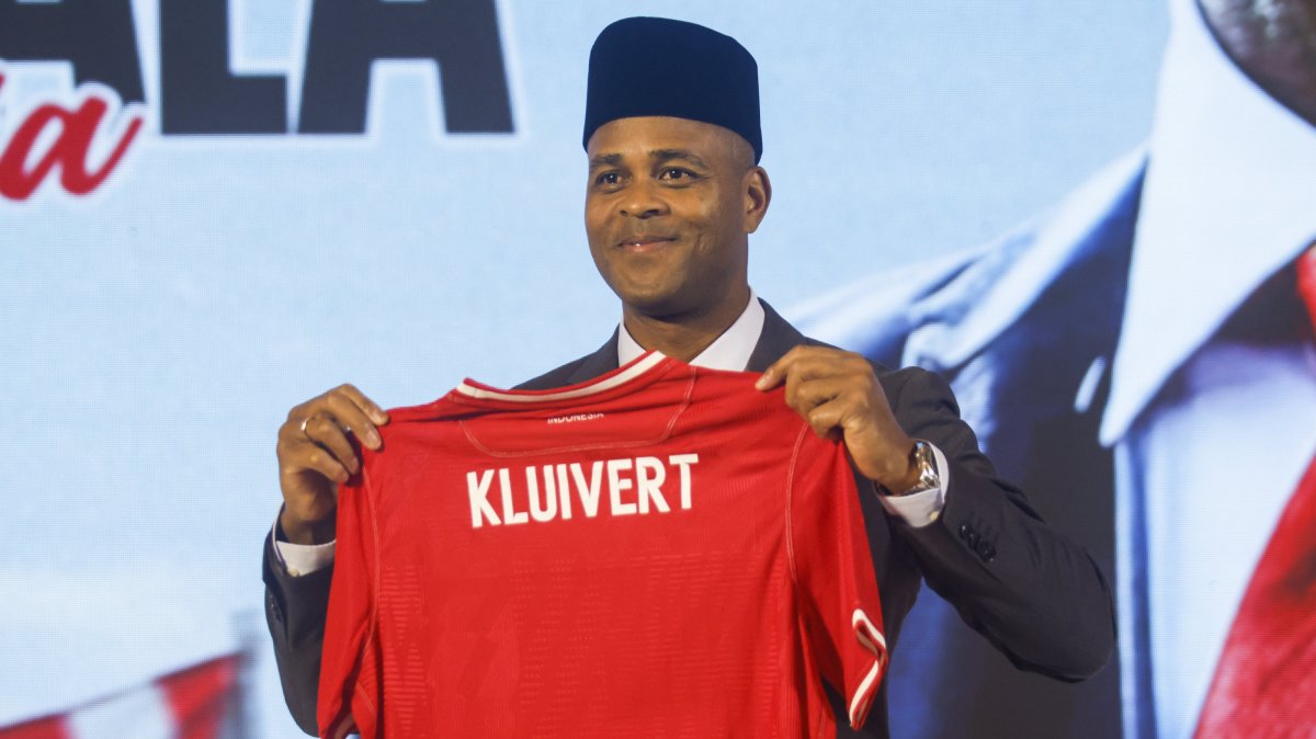 الأسطورة الهولندية كلويفرت تهدف إلى التأهل لكأس العالم مع إندونيسيا
