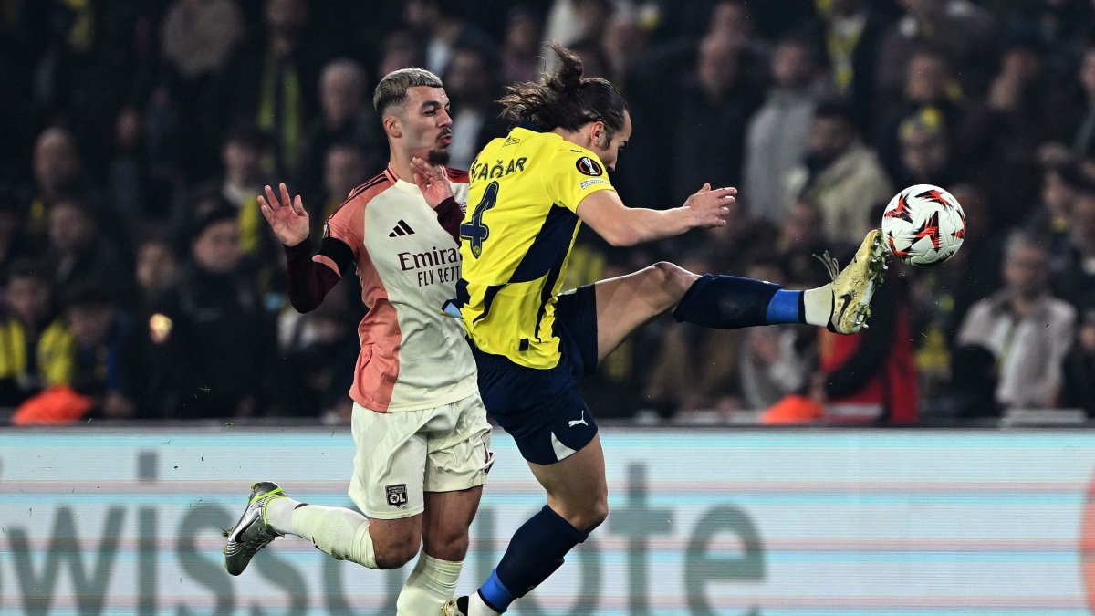 Fenerbahçe's defender Çaglar Söyüncü (R) and Lyon's Georgian forward Georges Mikautadze fight for the ball during the UEFA Europa League, Istanbul, Türkiye, Jan. 23, 2025. (AFP Photo)