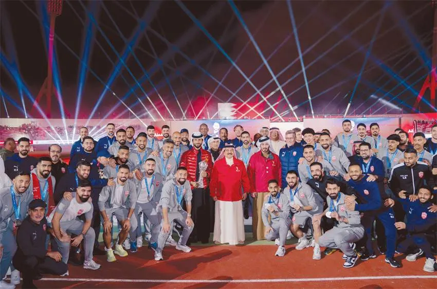 عاهل البحرين يستقبل المنتخب الوطني الفائز بـ«خليجي 26»
