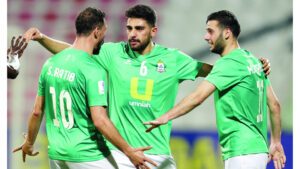 صالح راتب يحتفل مع زملائه في الوحدات بالتقدم على شباب الأهلي. الإمارات اليوم