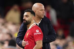 رسالة مفاجئة من وكيل محمد صلاح لمدرب ليفربول آرني سلوت
