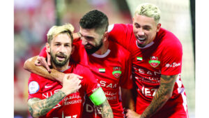 شباب الأهلي يبصم على صدارة الدوري بـ «الثلاثة»
