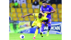 لاعب الوصل سياكا سيديبي يتعرض للإعاقة من مدافع الهلال علي البليهي. تصوير: سالم خميس