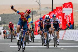 الإيطالي ميلان يحرز لقب المرحلة الأولى من طواف الإمارات
