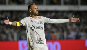بعد حصوله على 101 مليون يورو من الهلال.. نيمار يحصل على راتب زهيد في سانتوس
