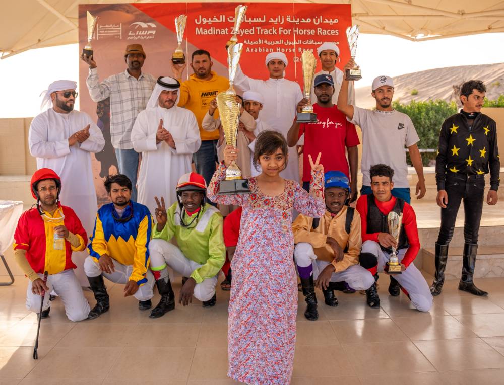 «سفير الثاني» و«الظفرة» بطلا السباق الثامن للخيول في مدينة زايد
