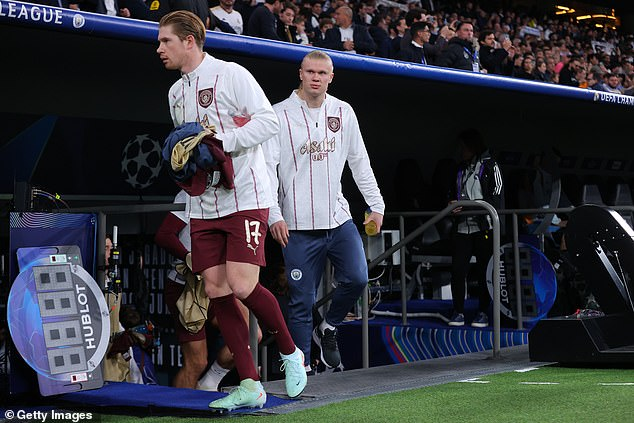 محمد صلاح يصدم المشجعين بزيارة إلى بلاكبوول.. وغوارديولا يلمح لنهاية مشوار دي بروين
